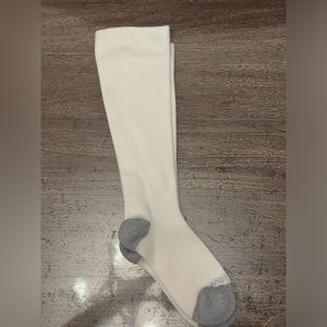 Wellow Solid White and Grey Egret Compression Socks Size Medium